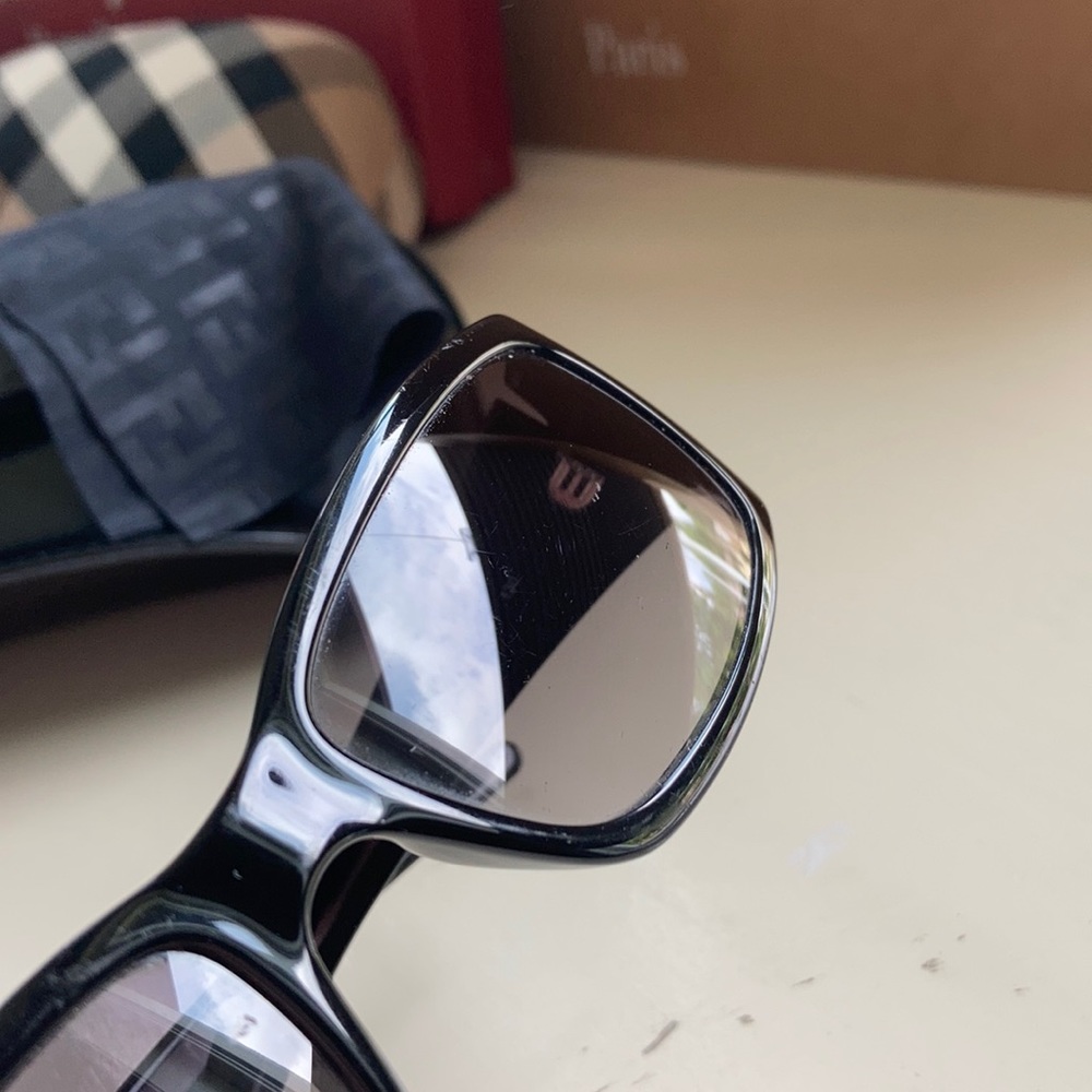 Fendi sunglasses and case - Picture 3 of 15